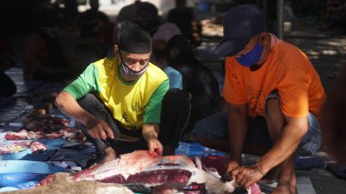 Kurban bayramı kutlaması. Maske kullanan Müslümanlar, Kurban Bayramı 'nda yoksullara et dağıtmak için birbirlerine yardım ediyorlar. Kurban Bayramı mı, Kureyş Bayramı mı?.