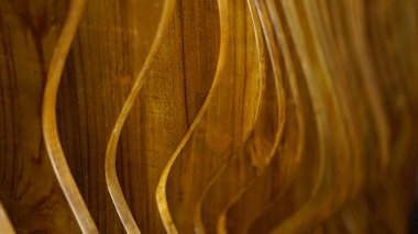 Güzel kıvrımlı tahta levhalar düzenlemesi. Odaklanma seçildi. Arkaplan ve süs tasarımları için iyi