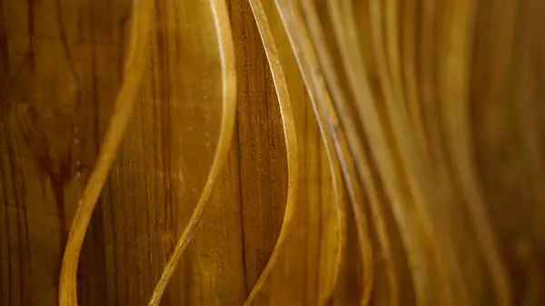 Güzel kıvrımlı tahta levhalar düzenlemesi. Odaklanma seçildi. Arkaplan ve süs tasarımları için iyi