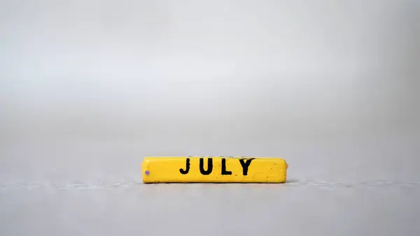 Tahta takvim bloğu, temmuz ayında. Gümüş arkaplan