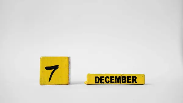 7 Aralık Tahta Takvim. Uluslararası Sivil Havacılık Günü. Metnin için boşluk olan beyaz arkaplan