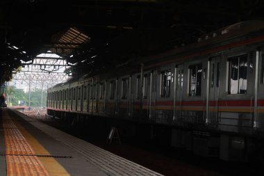 Endonezya Banliyö Trenleri (KRL / Commuter Line) Gambir Tren İstasyonunu geçin, Jakarta