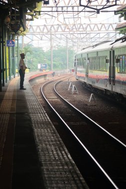 Tren Gambir Tren İstasyonu 'ndan ayrılıyor, Jakarta.