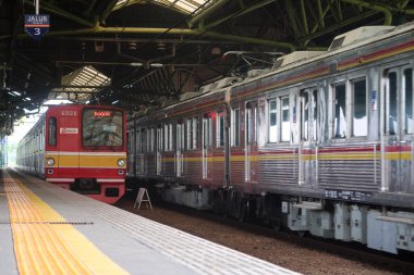 Endonezya Banliyö Trenleri (KRL / Commuter Line) Gambir Tren İstasyonunu geçin, Jakarta