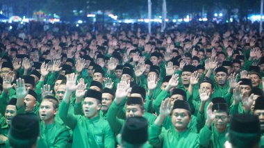 Jombang, INDONESIA - 21 Eylül 2019: Jombang meydanındaki Ishari grubundan tef müziği eşliğinde toplu dans ve dualar