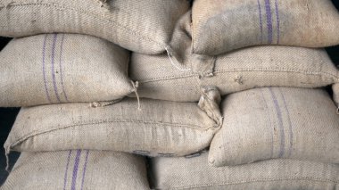 İçinde kahve çekirdeği bulunan kenevir çuvalları.