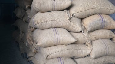 İçinde kahve çekirdeği bulunan kenevir çuvalları.