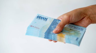 Endonezya parası, yaklaşık 50,000 Endonezya parası, kadınların elinde.