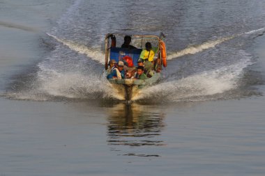 Geleneksel bir sürat teknesi Lampung, Endonezya 'daki Mesuji Nehri' ni hızlandırıyor.