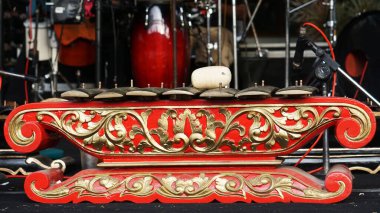 Kırmızı Cava Gamelan 'ı. Endonezya 'dan geleneksel müzik aletleri. Çerçeve kırmızıya boyanmış, bıçak bronzdan yapılmış.