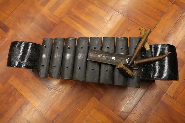 Gamelan Kiai Kanjeng. Cava Gamelan 'ı. Endonezya 'dan geleneksel müzik aletleri. Çerçeve siyah boyalı ahşaptan, bıçak ise siyah demirden yapılmıştır.