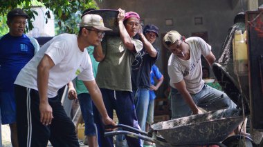 Bangunjiwa Bantul Köyü halkı yol yapımında birlikte çalıştılar.