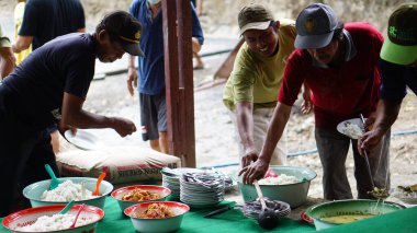 Yol inşaatı bittikten sonra birlikte yemek yeriz.