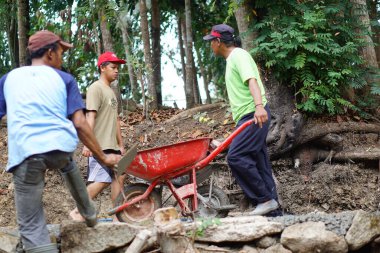 Bangunjiwa Bantul Köyü halkı yol yapımında birlikte çalıştılar.