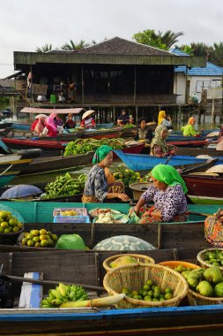 Pasar Terapung veya yüzen pazar Banjarmasin, Güney Kalimantan, Endonezya