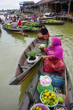 Pasar Terapung veya yüzen pazar Banjarmasin, Güney Kalimantan, Endonezya