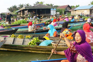 Pasar Terapung veya yüzen pazar Banjarmasin, Güney Kalimantan, Endonezya