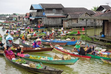 Pasar Terapung veya yüzen pazar Banjarmasin, Güney Kalimantan, Endonezya