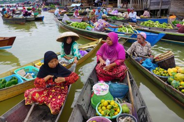 Pasar Terapung veya yüzen pazar Banjarmasin, Güney Kalimantan, Endonezya