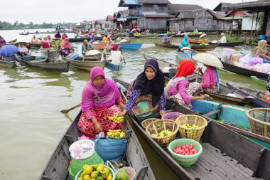 Pasar Terapung veya yüzen pazar Banjarmasin, Güney Kalimantan, Endonezya