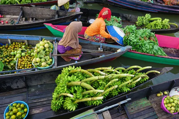 Pasar Terapung veya yüzen pazar Banjarmasin, Güney Kalimantan, Endonezya