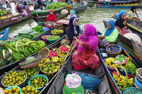 Pasar Terapung veya yüzen pazar Banjarmasin, Güney Kalimantan, Endonezya