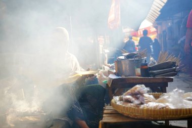 Niten Market, Yogyakarta 'da tavuk satay ızgara satay. Duman sabah güneşinde yükseldi