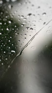 Arabanın ön camında yağmur damlaları var. Seçilene odaklan