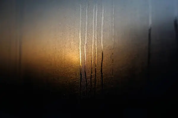 Otobüsün yan aynasında yağmur damlaları var. Odaklanma seçildi. Arkaplan bulanıklığı