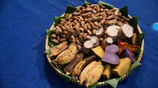 Bambu sepetinde geleneksel Java yemekleri. Haşlanmış muz, haşlanmış kaju, haşlanmış fıstık var.