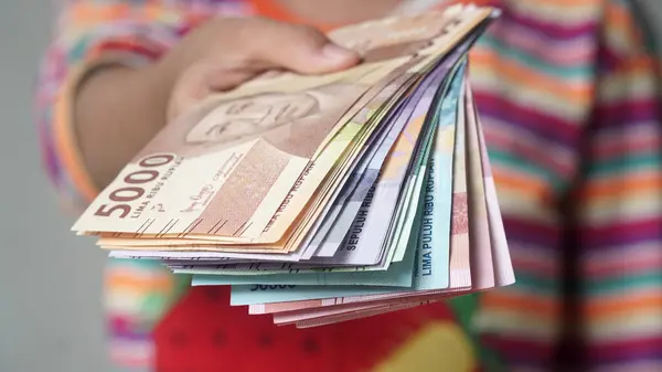 Endonezya parası, kızların elinde.