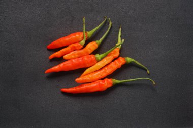 Siyah arkaplanda yedi kırmızı biber