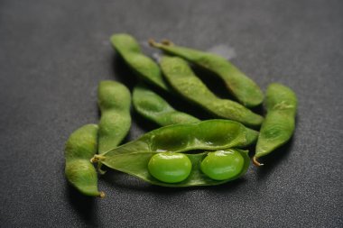 Siyah arka planda olgun bir edamame. Seçici odak