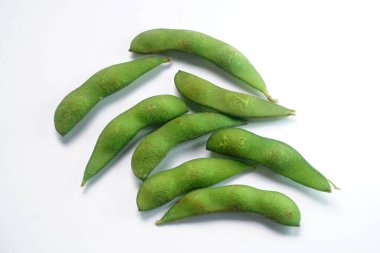 Beyaz arka planda olgun edamame
