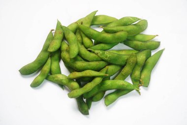 Beyaz arka planda olgun edamame