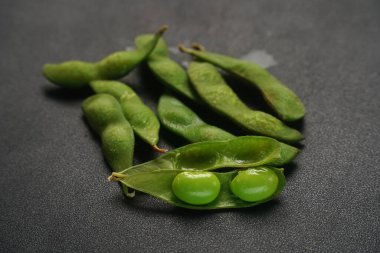 Siyah arka planda olgun bir edamame. Seçici odak