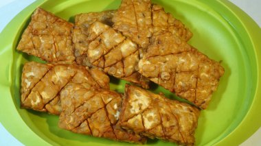 Tempeh kızardıktan sonra yeşil bir tabakta servis edilir.