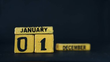1 Ocak odaklı tahta blok takvimi. Bulanık Aralık tahta blokları. Siyah arkaplan