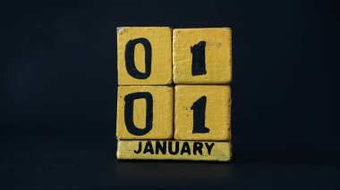 01 Ocak 01 odaklı tahta blok takvimi. Siyah arkaplan