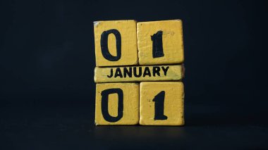 01 Ocak 01 odaklı tahta blok takvimi. Siyah arkaplan