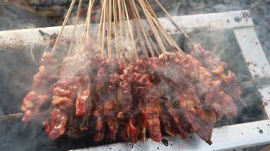 Tavuk satay büyük miktarlarda yandı.