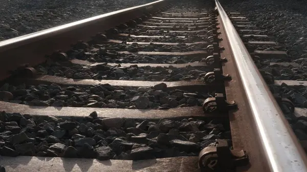 Etrafı beton yastıklı ve çakıllı demiryolu.