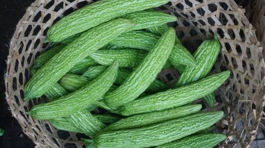 Bambu sepetinde taze yeşil kavun.