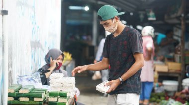 Bantul Niten Pazarı 'ndaki faaliyetler. Tempo satan adam mallarını düzenliyor.