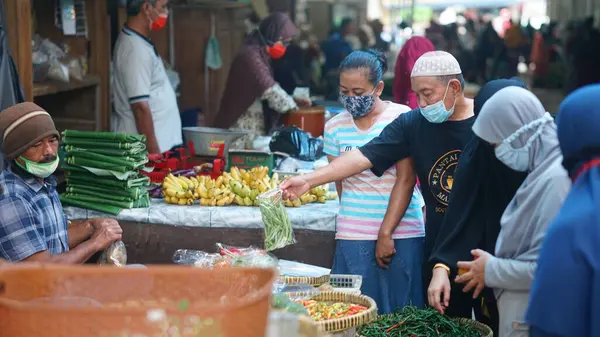 Bantul Niten Pazarı 'ndaki faaliyetler. Tüccarlar ve bazı alıcılar yüzlerine maske takarlar.