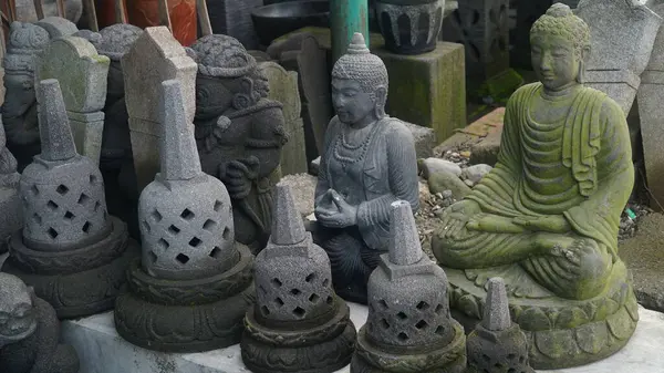 Minyatür Borobudur tapınağı stupa ve taş heykel yerel pazarda satılık.