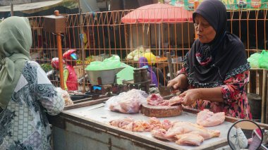 Muntilan Market 'te tavuk eti satan yaşlı bir kadın, Magelang
