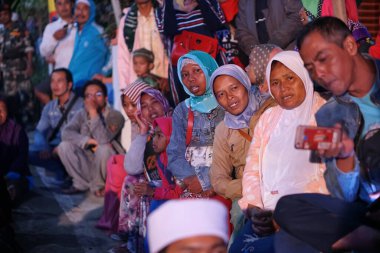 Dini bir etkinlikte Cavalı Müslüman kadınların tipik yüzü. Seçilene odaklan