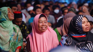 Dini bir etkinlikte Cavalı Müslüman kadınların tipik yüzü. Seçilene odaklan