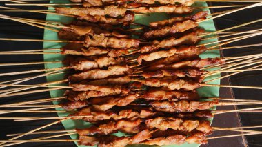 Tabakta bir sürü tavuk var. Endonezya özel yemeği